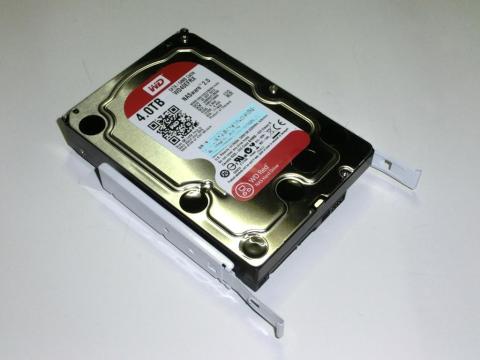 ケージへの3.5インチHDDの取り付け例(表面)