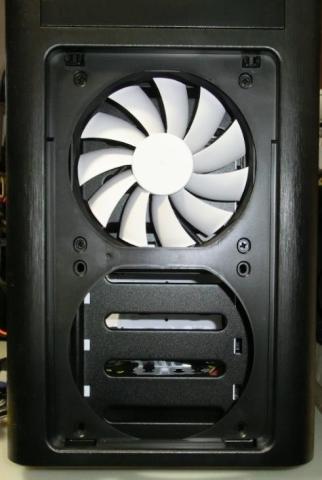 120mmのフロントファン(前面フィルタを取り外した状態)