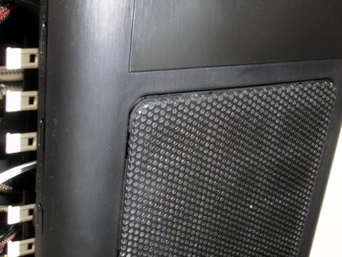 前面のワンタッチ取り外し式フィルタ(上端を推す)