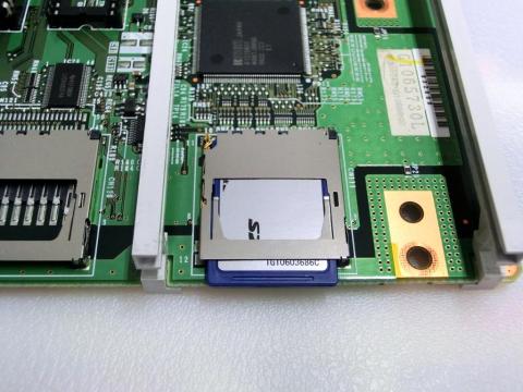 マザーボードに刺さったSDカード
