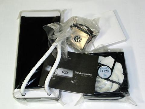 内容物(本体、冷却ファン、アクセサリケース(固定具とケーブル、グリース入り)と取説