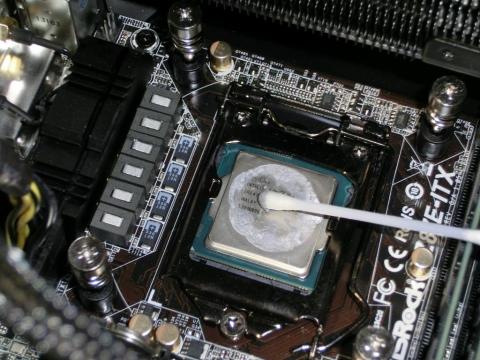 綿棒を使って少しずつ拭き取った