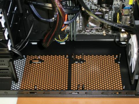 天面にある冷却ファン固定用穴の配置