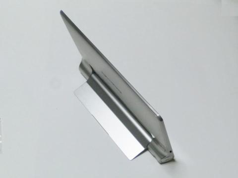 ブラケットがスタンドになる自立型