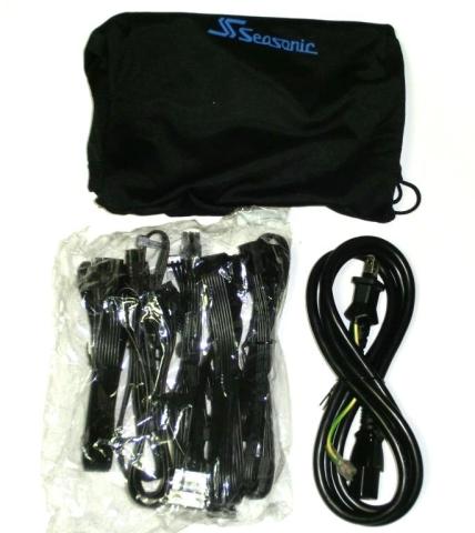 ポーチの中身: モデューラケーブル、ACコード