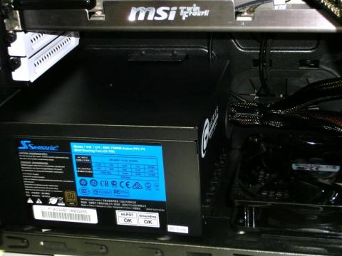 SSR-750RMの奥行きが長くて、底面ケースファンとの間にスペースがわずか