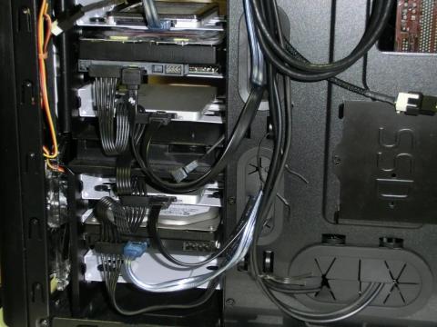 裏面のSATA電源用モデューラケーブルの配線