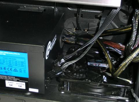 底面ケースファンを取り外す必要があった