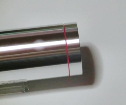 充電時マルチファンクションボタン側の赤いLEDが点灯する様子