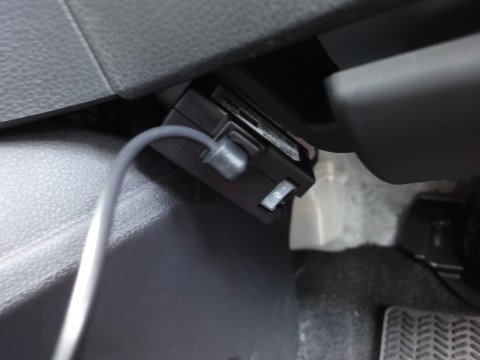 OBDコネクタを接続