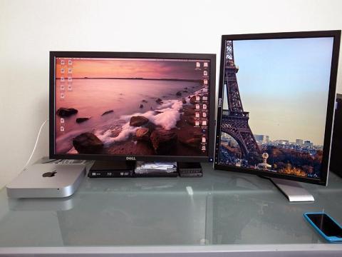 Mac miniにモニターを2枚繋げてます