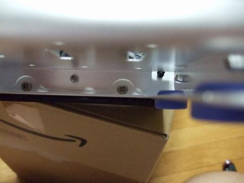 フロントパネル固定ネジ