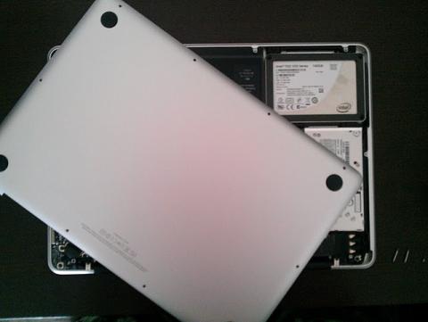 裏蓋が開きます。