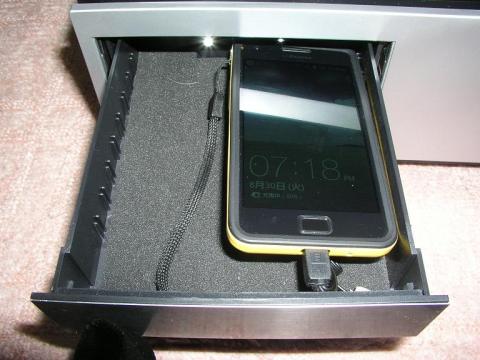 こんな感じで充電してしまっておける。