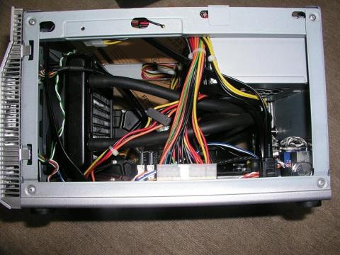 側面からだとカオス。