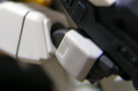 ロングライフルを肩に担ぐため、手首を改造。