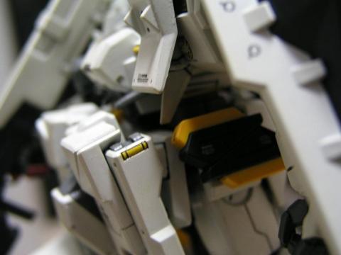 腰回りの予備マガジンとか。