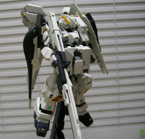 左前から。背面回ししたメガ砲のせいで、すこぶる稼働範囲が狭い。