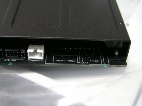 フロントオーディオ端子が流用可能。