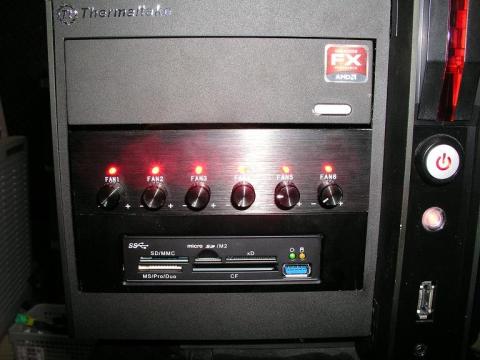 装着状態。SDXCに対応、MicroSDはアダプタ不要で読める。