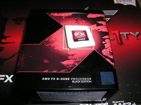 FX神。まとわれている衣は金属製である。