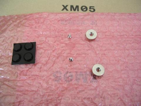 ゴム足と壁設置用の磁石。磁石は結構強力。