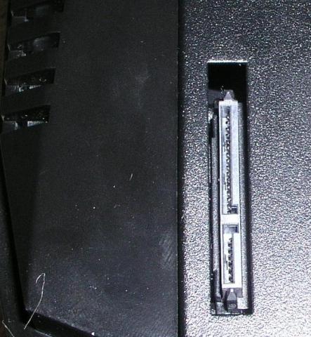 本体右側面にある外付ポート。専用ケーブルも製品に付属する。