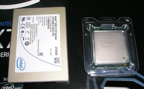 CPU大きさ比較。一般的なCPUより、かなり大きい。