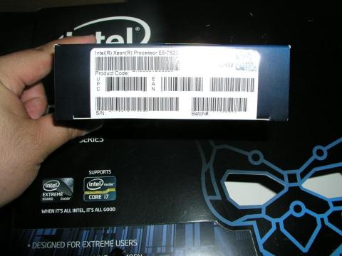 下面。CPUだけしか入ってない割に厚め。