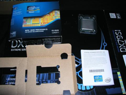 中身一覧。CPUとインスト以外は底上げダンボーのみ。