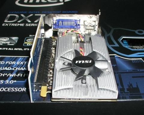 横から見た図。カード側にロック機構はないので、固定には細心の注意を要する。