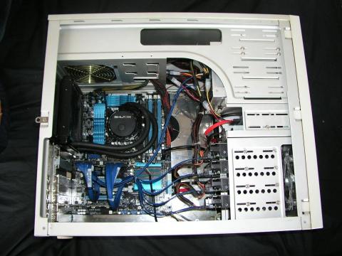 サーバには最適。HDDがよく冷える。