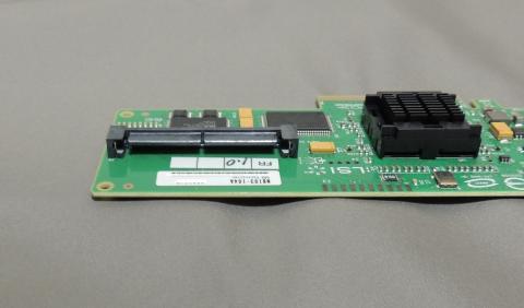 SFF-8484ポート。RAIDなどでもお馴染みだが、既に旧規格。やたら嵩張る。