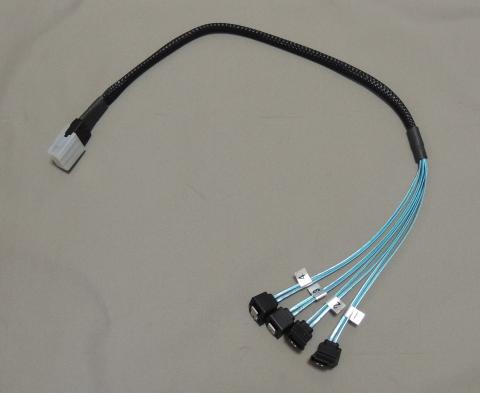 ケーブルは途中まで保護スリーブ付き。