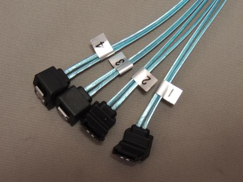 ケーブルには番号が振られる。ラッチ付きなので脱落の危険も少ない。