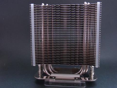 フィンはアルミ 端の方にファン防振用の白いゴムが付いています