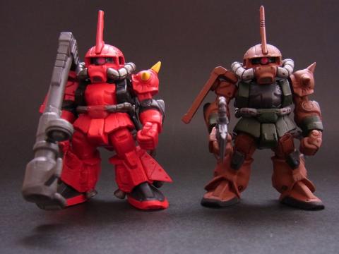 左:MS-06R-2 ジョニー・ライデン専用ザクⅡ 右:MS-06FSガルマ専用ザクⅡ