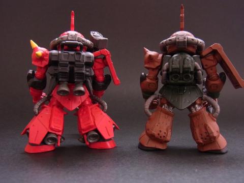 左:MS-06R-2 ジョニー・ライデン専用ザクⅡ 右:MS-06FSガルマ専用ザクⅡ