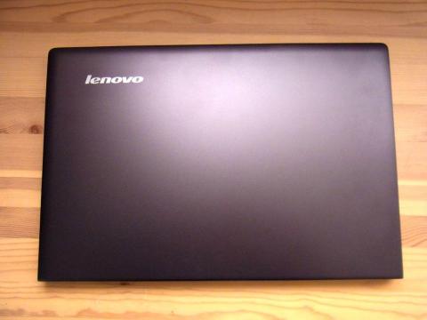 光のあたり具合によっては赤みがかったグレーに見えます。