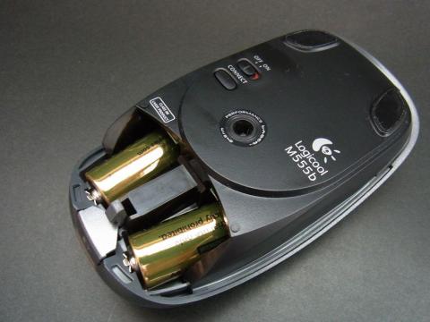 駆動には単3電池が2本必要です。なのでちょっぴり重い。