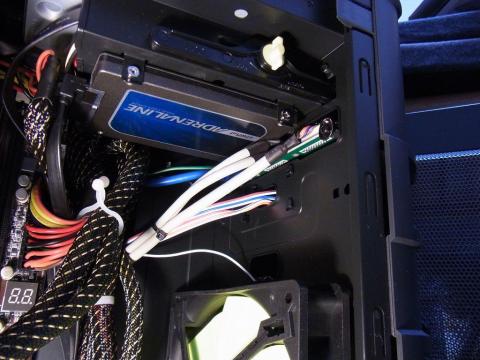 2.5インチベイが設けられているのでそこに設置