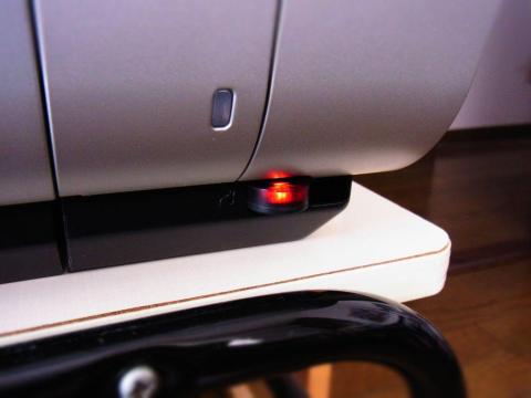 Bluetoothなのに、赤LEDってwww