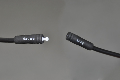 マグネをループにはめ込みます