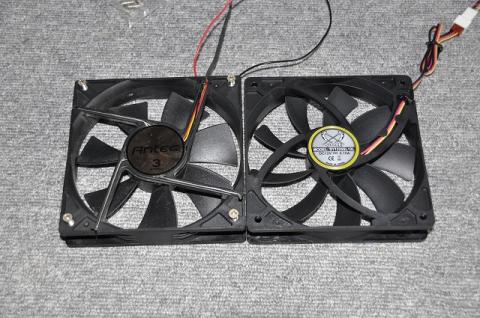 左がAntec 右がKAZE-JYUNI ブレードの数が違います。