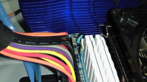 メモリや電源コードとのクリアランス