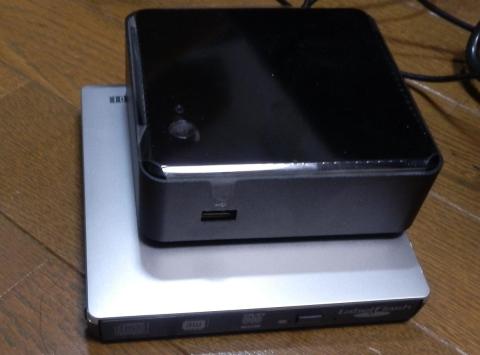 DVDドライブとのサイズ比較です。