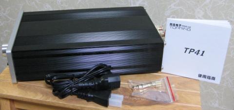 内容物、一式です。電源ケーブルが、非常に貧弱です。