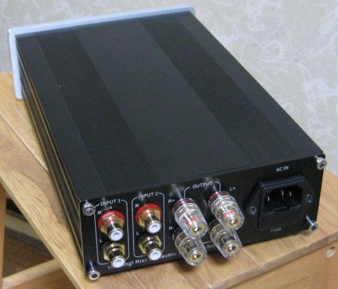 背面です。左から、個別に独立した2系統RCA端子、スピーカー端子、IECインレットです。