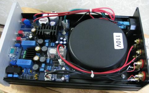 ケースを開けてみました。トロイダルトランスが、幅をきかせています。