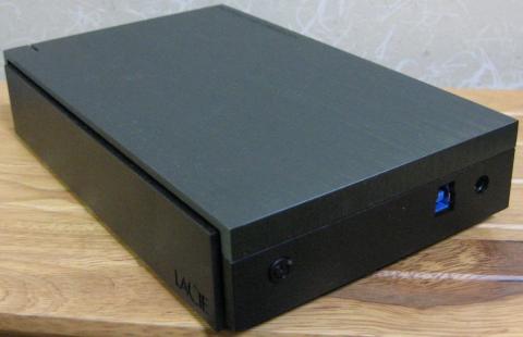 本体背面、左から、電源SW、USB3コネクタ、ACアダプタコネクタ